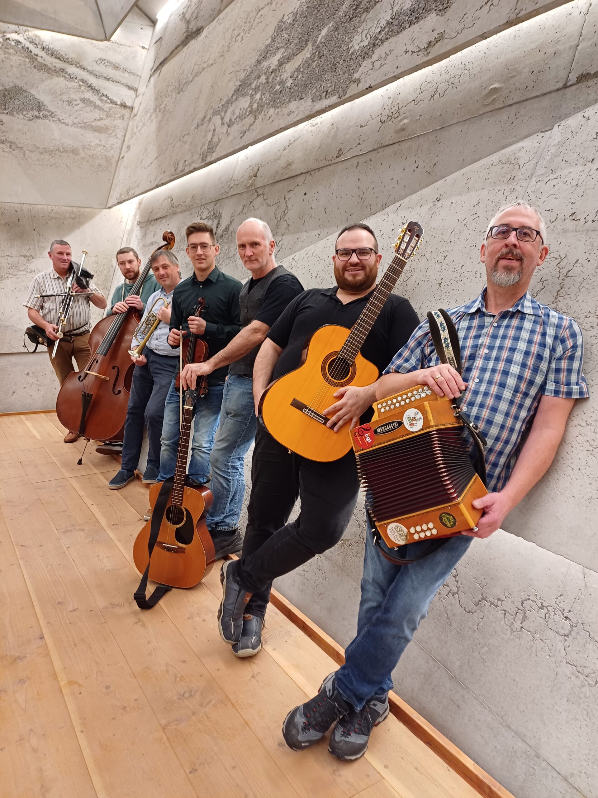 Mehr über den Artikel erfahren 36. KULTur-Nacht am Samstag, 18.10.2025 „Bayrisch-Irish“ mit „Na Ciotogi“ (Irland) und das Siegi Mühlbauer Trio (Gründer und ehemaliges Mitglied von „Da Huawa, da Meier und i“). Zusammen werden sie gemeinsam Irish-Folk und Bayerische Volksmusik servieren.  Es wird geflötet und gegeigt, gesungen und gejodelt, gespielt und getanzt.   Vorverkauf über Portal (s.u.). Ebenso bei allen Geschäftsstellen der Raiffeisenbank Schwabmünchen Stauden eG.