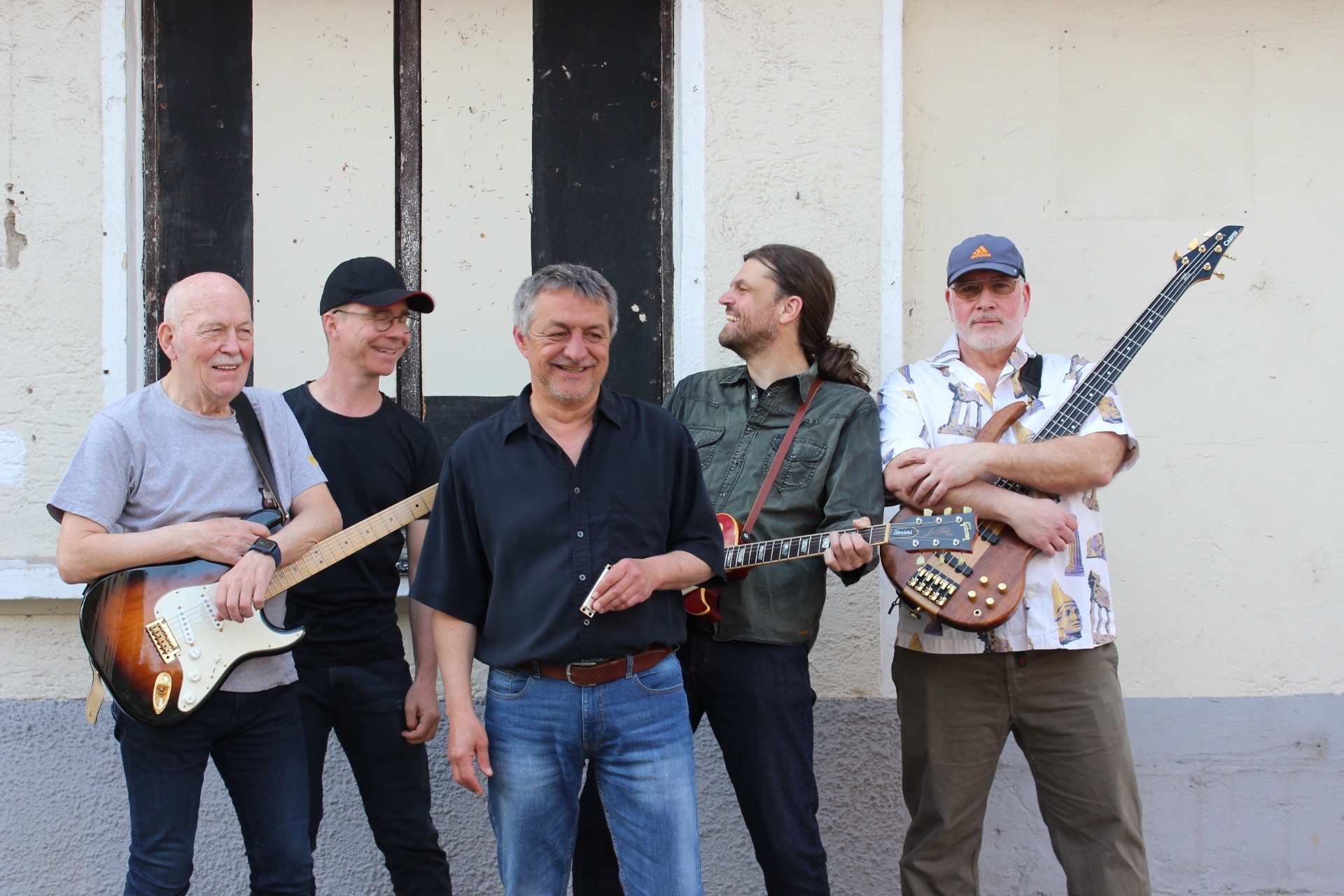 Du betrachtest gerade Jubiläumsprogramm „15 Jahre Kulturschmiede“        40.KULTur-Nacht am Samstag, 25.04.2026 – in Mittelneufnach, GZ mit der Fullhouse Blues Gang  Programm: „Let the Good Times Roll“. Das Repertoire:  Rock’n’Roll und erdiger Blues. Präsentiert mit ungebremster Spielfreude von drei „Haudegen“ (seit über drei Jahrzehnten) zusammen mit zwei jungen Rockern. Eine phantastische Symbiose.